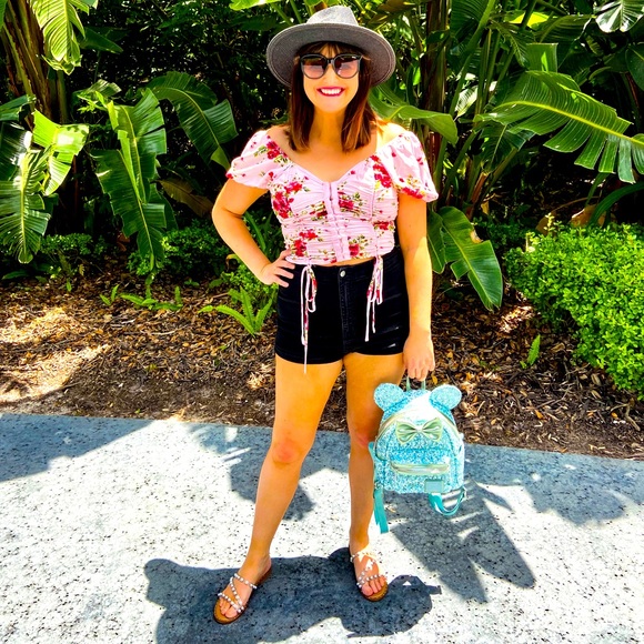 Meet your Posher, Laura - Picture 1 of 1